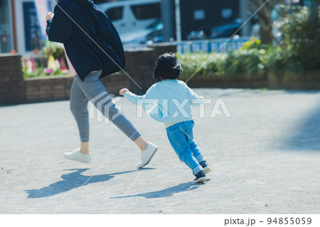 公園　子供　走る 94855059