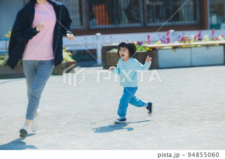 公園 子供 走る 公園 子供 走る 94855060