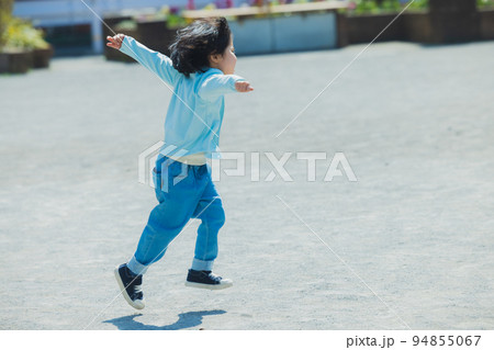 公園　子供　走る 94855067