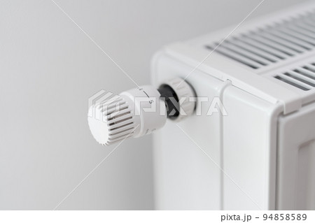 The thermostat regulating the radiator temperature is set to the maximum mode 94858589