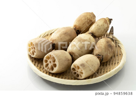 白バックで盆ざるに乗せた蓮根 白バックで盆ざるに乗せた蓮根 94859638