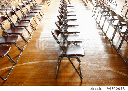 体育館に並んだイス 体育館に並んだイス 94860058