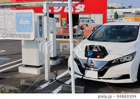 充電中の電気自動車 94860304