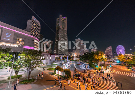 日本の横浜都市景観　桜木町駅(南改札・東口）前の横浜ランドマークタワーなどを望む＝10月2日 94861360