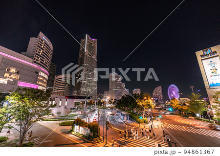 日本の横浜都市景観　桜木町駅(南改札・東口）前の横浜ランドマークタワーなどを望む＝10月2日 94861367