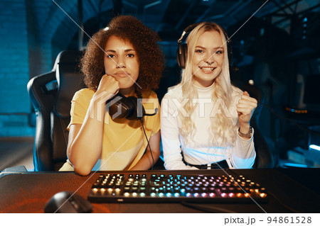 Young women play cyber games. 94861528