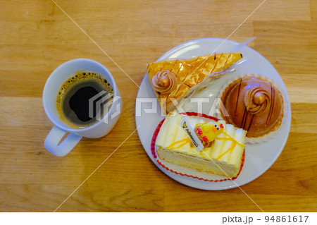 コーヒーとケーキセット コーヒーとケーキセット 94861617
