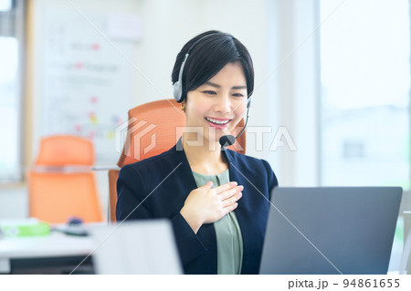 オフィスで働くスーツを着たオペレーターの女性 94861655