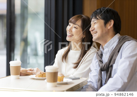 カフェで過ごすミドル夫婦 カフェで過ごすミドル夫婦 94862146