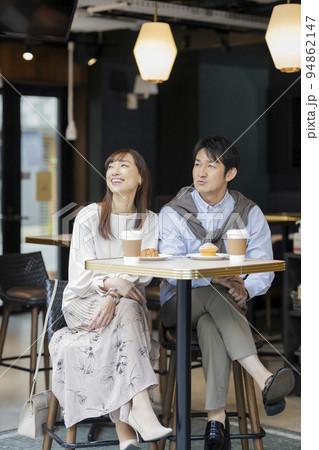 カフェで過ごすミドル夫婦 94862147
