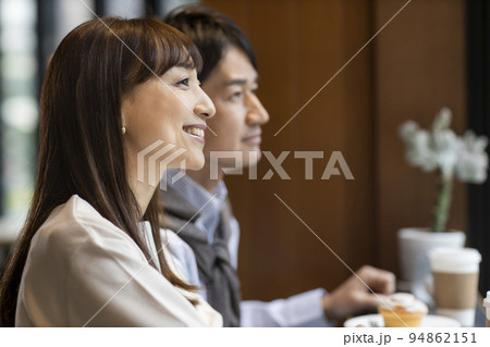 カフェで過ごすミドル夫婦 カフェで過ごすミドル夫婦 94862151