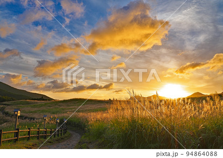【曽爾高原 (夕刻)】 奈良県宇陀郡曽爾村太良路 【曽爾高原 (夕刻)】 奈良県宇陀郡曽爾村太良路 94864088