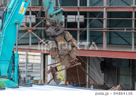 倉庫の解体現場 金属屑 倉庫の解体現場 金属屑 94864136