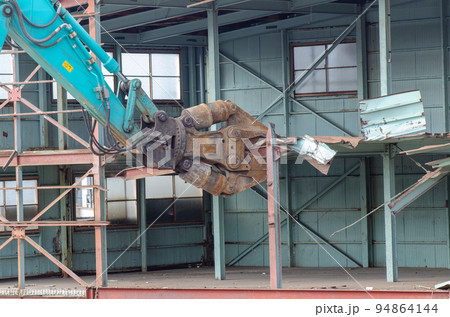 倉庫の解体現場 金属屑 倉庫の解体現場 金属屑 94864144
