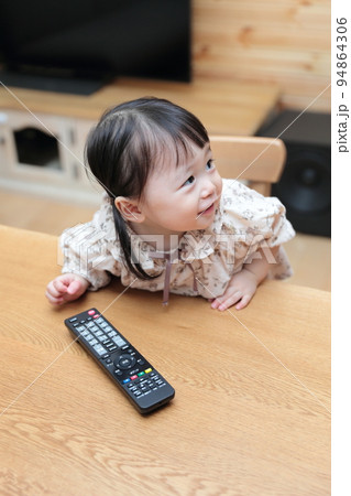テレビのリモコンをいたずらする1歳の女の子 テレビのリモコンをいたずらする1歳の女の子 94864306
