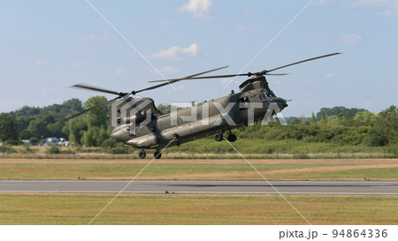 イギリス空軍チヌークHC2ヘリ着陸 イギリス空軍チヌークHC2ヘリ着陸 94864336