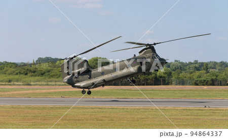 イギリス空軍チヌークHC2ヘリ着陸 94864337