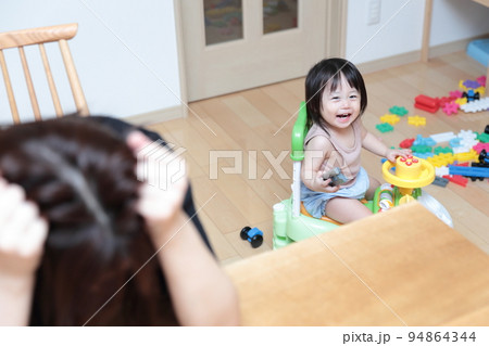 頭を抱える女性と子供 94864344