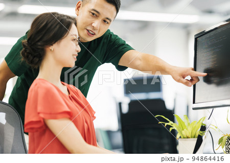部下に仕事を教えるエンジニア 部下に仕事を教えるエンジニア 94864416