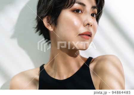 黒のノースリーブを着たショートヘアの若い女性 94864485