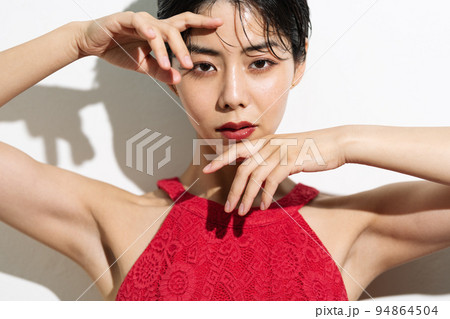 赤いドレスを着たショートヘアの若い女性 赤いドレスを着たショートヘアの若い女性 94864504