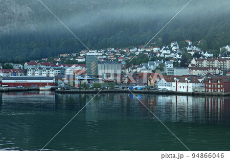 ノルウェー第2の都市ベルゲン港の早朝の港湾風景 94866046
