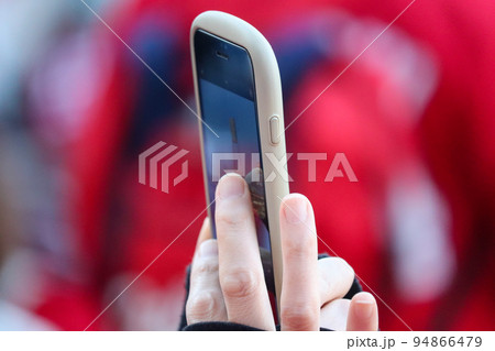 スマホでマツダスタジアムを撮影する人 94866479
