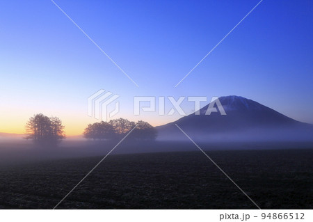 北海道倶知安町瑞穂から望む夜明け前の羊蹄山と朝靄 94866512