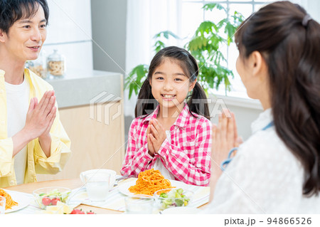 ダイニングで食事するファミリー ダイニングで食事するファミリー 94866526