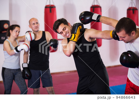 Sportsmen competing in boxing gloves 94866643