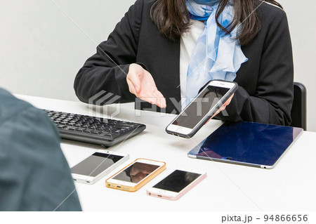 携帯電話の販売員 94866656