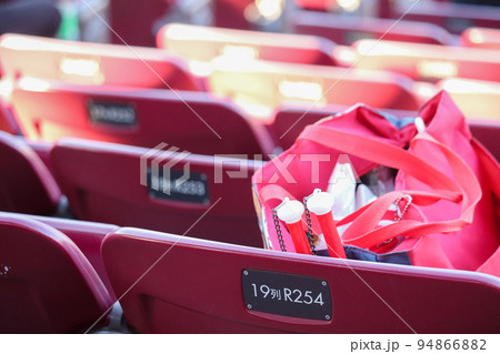 マツダスタジアムの観客席の応援グッズ マツダスタジアムの観客席の応援グッズ 94866882
