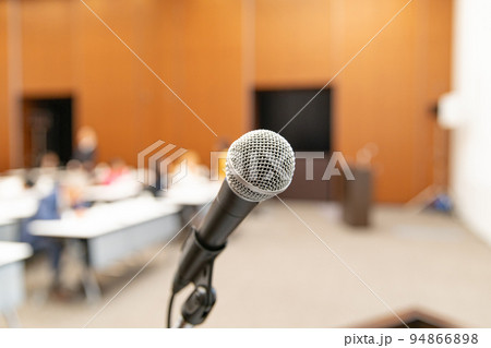 室内イベント会場でのマイク 室内イベント会場でのマイク 94866898