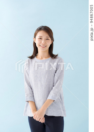 30代女性のポートレート 94867005