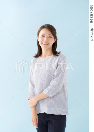 30代女性のポートレート 94867006