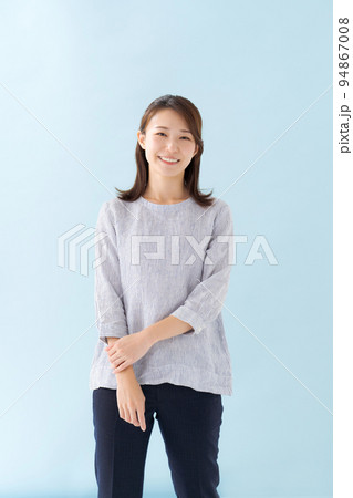 30代女性のポートレート 94867008