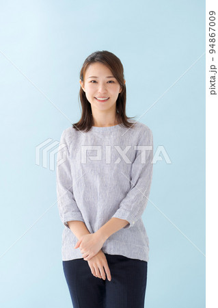 30代女性のポートレート 94867009