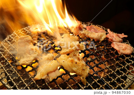 炭火焼きのホルモン焼肉 94867030