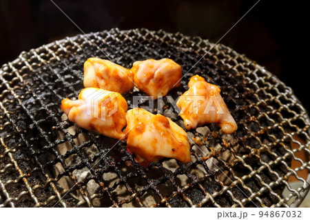 炭火焼きのホルモン焼肉 94867032