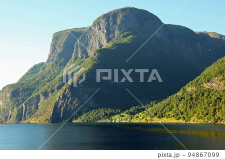 クルーズ船から望むノルウェーフィヨルド遊覧 94867099