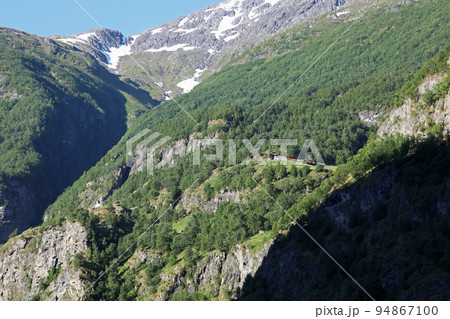 クルーズ船から望むノルウェーフィヨルド遊覧 94867100
