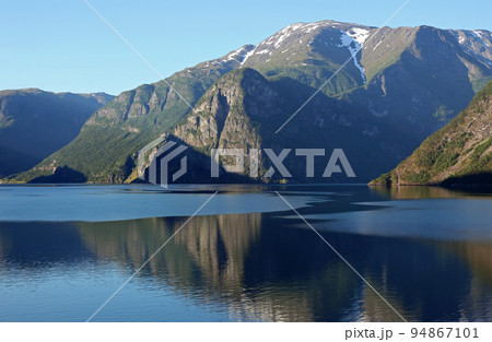 クルーズ船から望むノルウェーフィヨルド遊覧 94867101