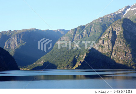 クルーズ船から望むノルウェーフィヨルド遊覧 94867103