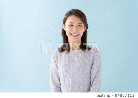 30代女性のポートレート 94867113