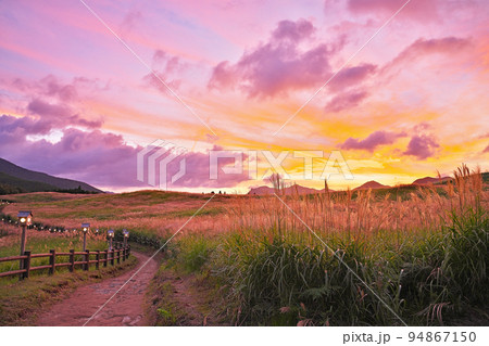 【曽爾高原 (夕刻)】 奈良県宇陀郡曽爾村太良路 【曽爾高原 (夕刻)】 奈良県宇陀郡曽爾村太良路 94867150