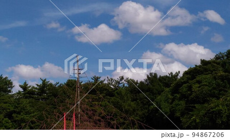 稲毛海浜公園の上の青い空と白い雲 94867206
