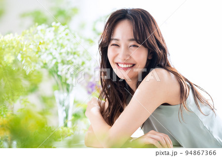 女性　ビューティー　美容　メイク　スキンケア 94867366