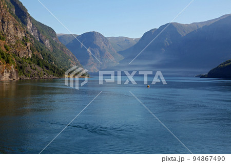 船上から望むネーロイフィヨルドの大自然の景観 船上から望むネーロイフィヨルドの大自然の景観 94867490