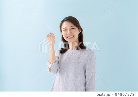 30代女性のポートレート 94867578
