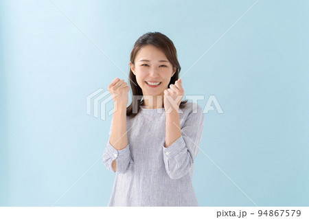 30代女性のポートレート 94867579